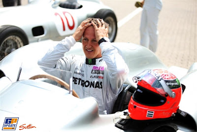 Михаэль Шумахер в болиде Mercedes W196s держится за голову на Гран-при Германии 2011