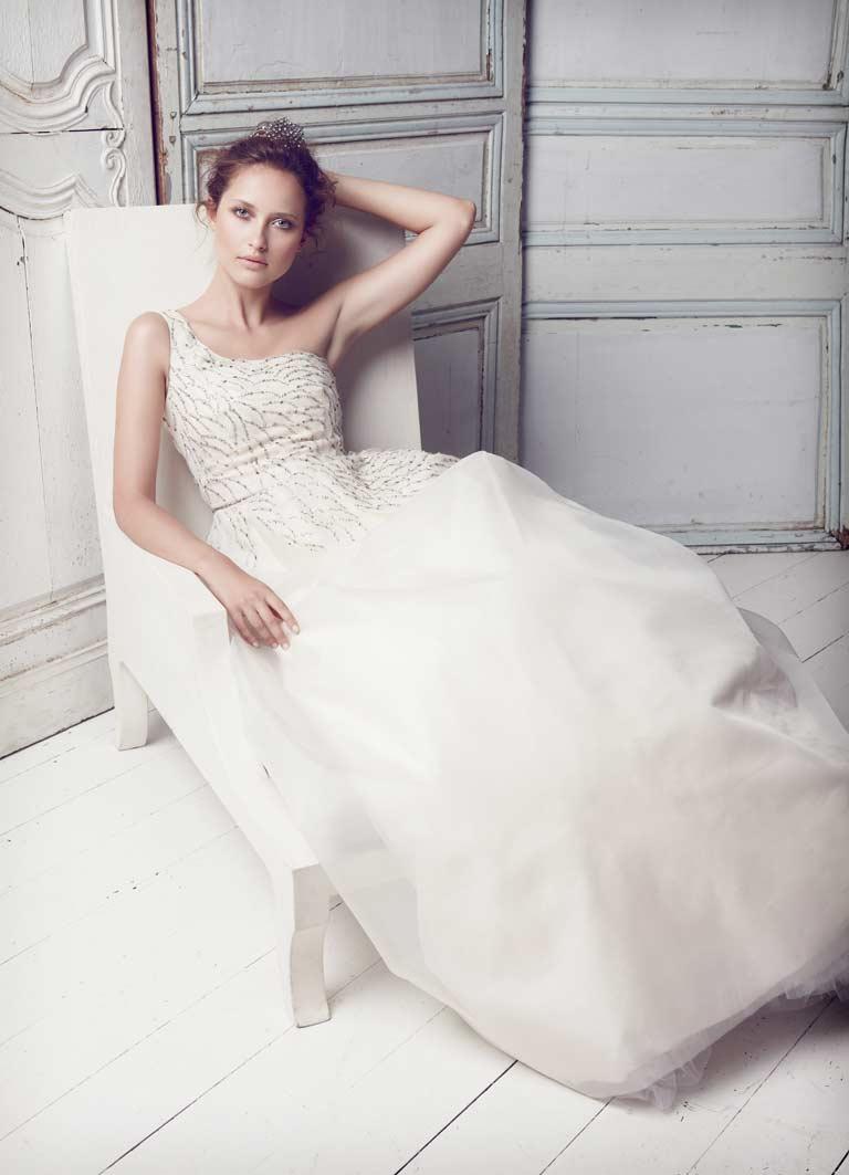 A divine one shouldered gown,