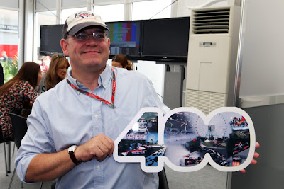 Британский журналист Джо Савард празднует свое 400-ое ГП на Гран-при Японии 2011
