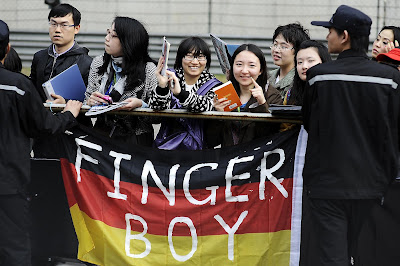 болельщики Себастьяна Феттеля с немецким флагом и надписью Finger Boy на Гран-при Китая 2012