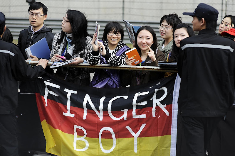 болельщики Себастьяна Феттеля с немецким флагом и надписью Finger Boy на Гран-при Китая 2012