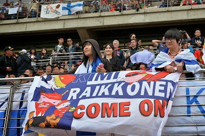 баннер болельщиков Кими Райкконена на трибуне Гран-при Китая 2014