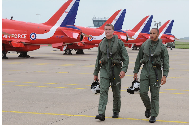 Льюис Хэмилтон и Дэвид Култхард в компании с Красными Стрелами Королевских ВВС Великобритании