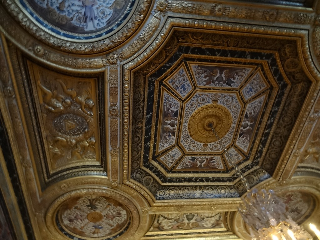 [2015.08.08-041-plafond-de-la-chambre.jpg]