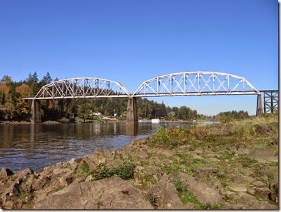 IMG_9166 Willamette River Railroad Bridge at River Villa Park in Milwaukie, Oregon on October 22, 2007
