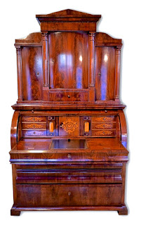 Горка-поставец из красного дерева. ок. 1840 г. 120/58/205 см. 8000 евро. Горка-поставец из красного дерева. ок. 1840 г. 120/58/205 см. 8000 евро.