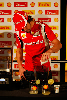 Фернандо Алонсо наливает коктейль на спонсорском мероприятии Shell на Гран-при Абу-Даби 2011