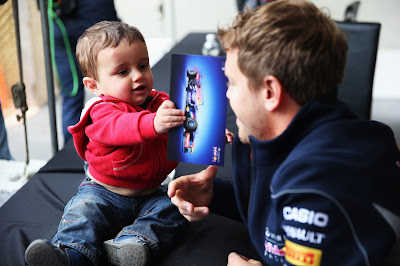 Себастьян Феттель и ребенок на автограф-сессии Гран-при Канады 2013