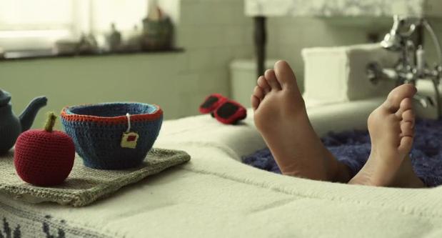 Belgian Natural Gas Association and TBWA Create A Knitting Visual Masterpiece of an Ad