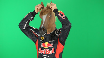 Себастьян Феттель в маске лошади - фотосессия RTL на зеленом экране