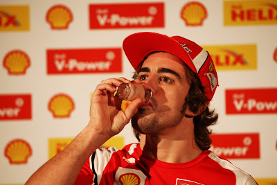 Фернандо Алонсо пьет коктейль на спонсорском мероприятии Shell на Гран-при Абу-Даби 2011
