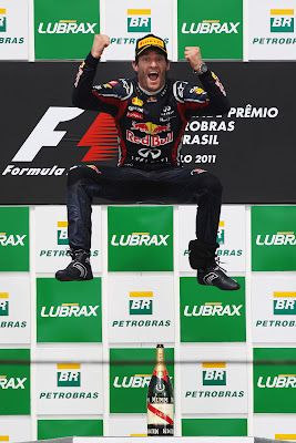 прыжок Марка Уэббера на подиуме после победы на Гран-при Бразилии 2011