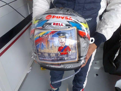 специальная раскраска шлема Пастора Мальдонадо для Гран-при Великобритании 2012 - вид сзади