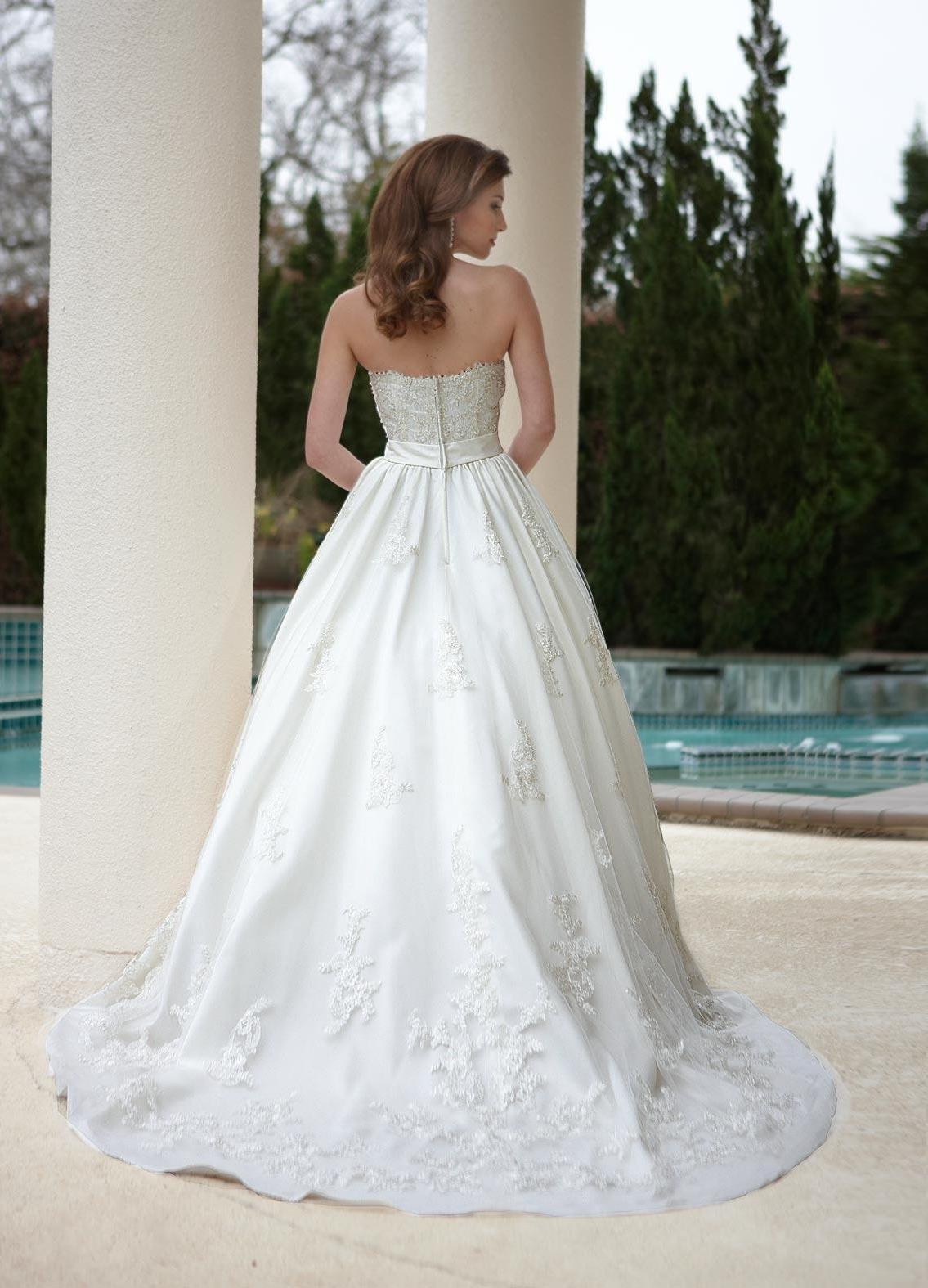 2010 Latest Exquisite Ball Gown Strapless Cathaedral Train Tulle bridal gown