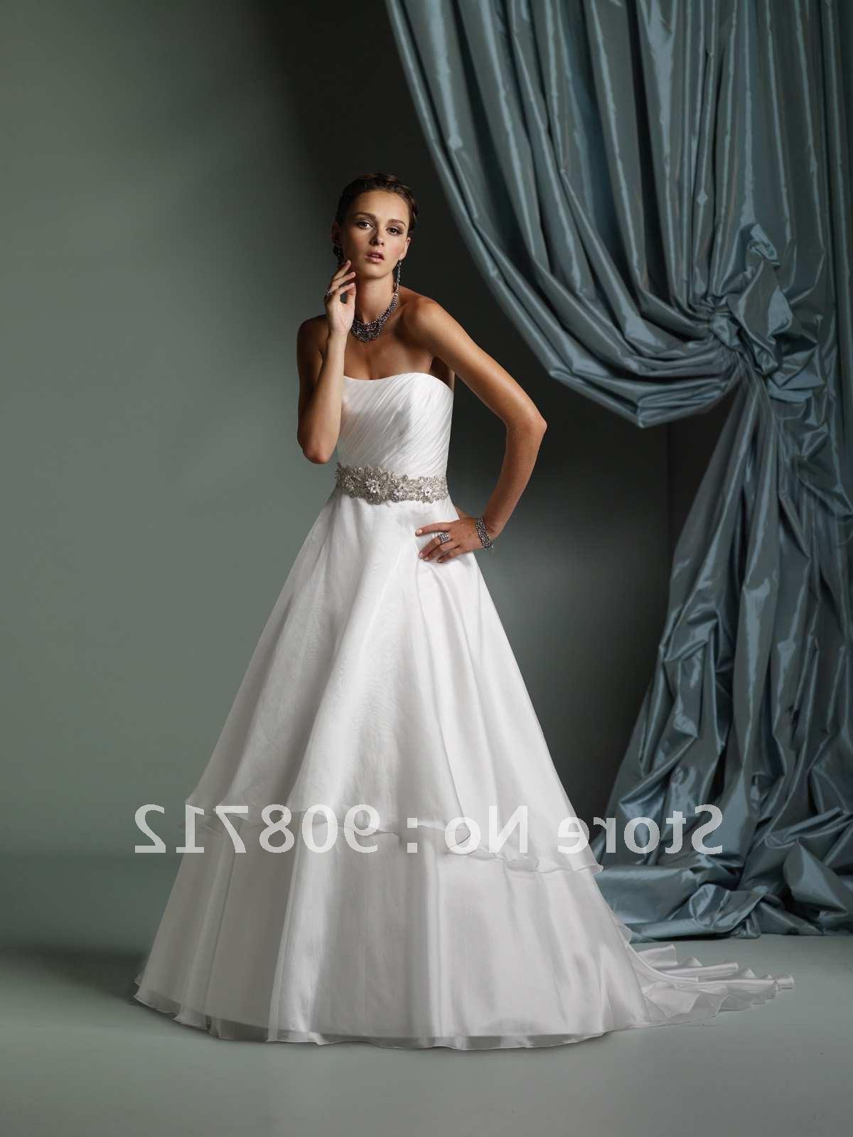 Buy Swarovski crystals and miniature three-dimensional flowers wedding dress