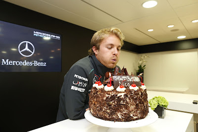 Нико Росберг празднует день рождения с тортиком на Гран-при Великобритании 2013