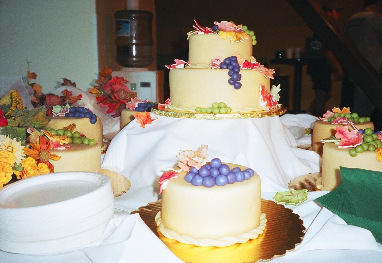 Fall Wedding Buffet Flowers. Martzipan Fall Wedding Cake