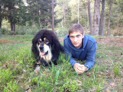 Виталий Петров со своей собакой в лесу