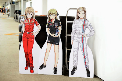 анимешные фигуры девушек Ferrari Red Bull Williams на Гран-при Японии 2014