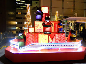 JR東日本本社ビル前のクリスマスイルミネーション2014（「新宿ミナミルミ」 より）