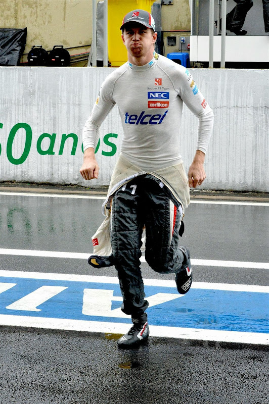 Нико Хюлькенберг бежит по пит-лейну Интерлагоса на Гран-при Бразилии 2013