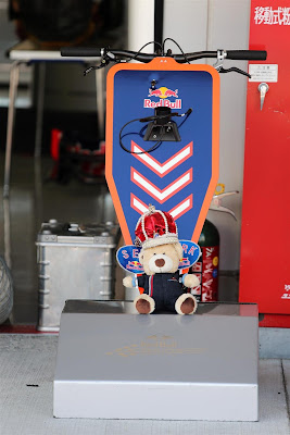 плюшевый медведь у домкрата Red Bull на Гран-при Японии 2012