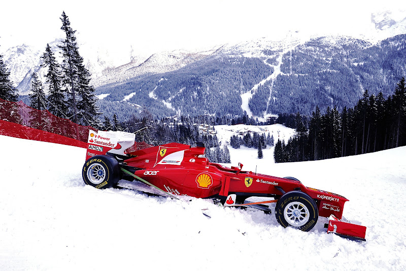 болид Ferrari на снежных склонах на Wrooom 2013