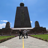 Linha do Equador - um pé no Norte, outro no Sul - Mitad del Mundo - Quito, Equador