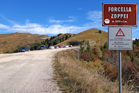 Beim unbefestigten Parkplatz auf dem Sattel des Forcella Zoppei, noch ein ganzes Stück unterhalb des Rifugio Col Visentin.
Leider ist die Weiterfahrt hoch zum Rifugio durch Schild und Schranke für motorisierte Fahrzeuge untersagt.
Wäre nicht Sonntag und keine Wanderer unterwegs, wäre ich die Schotterstraße aber mit Sicherheit hochgefahren, um den enormen Rundumblick dort oben zu genießen.