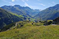 Hoch zum Bäzberg auf einer alten Militästraße.
Phantastischer Blick nach Andermatt hinunter und in das dahinter liegende Sacktal. Links windet sich die Straße zum Oberalppaß hinauf.