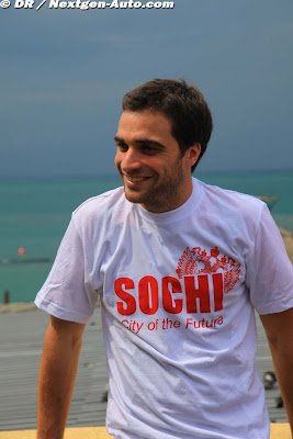 Жером Д'Амброзио в футболке Сочи - Город Будущего на заездах в Сочи 2011