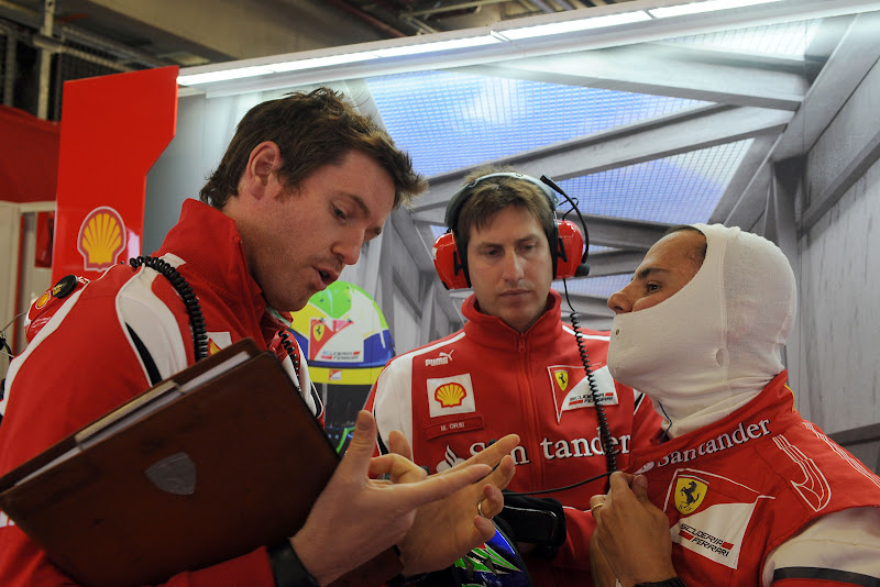 Роб Смедли показывает что-то Фелипе Массе в гараже Ferrari на Гран-при Германии 2011