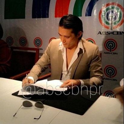Robin Padilla signs 2-year contract with ABS-CBN (IG abscbnpr)