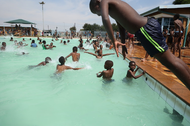 Children play in a swimming pool. Illustrative image.