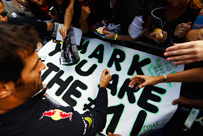 Марк Уэббер раздает автографы болельщикам Спа на Гран-при Бельгии 2012