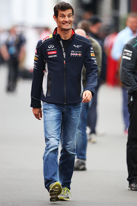 улыбающийся Марк Уэббер шагает по паддоку Нюрбургринга на Гран-при Германии 2013