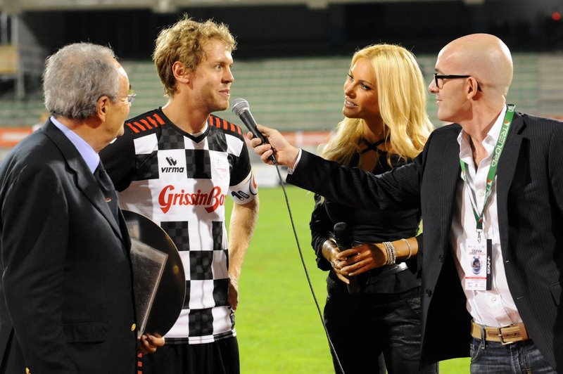 Себастьян Феттель дает интервью на футбольном матче Nazionale Piloti перед Гран-при Италии 2011 в Монце