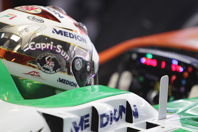 наклейка в память о Дэне Уэлдонне на шлеме Адриана Сутиля на Гран-при Индии 2011