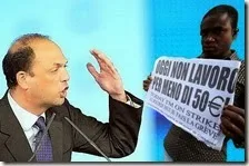 Angelino Alfano e un migrante