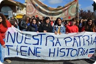 Los estudiantes marcharon bajo la consigna Nuestra Patria tiene historia