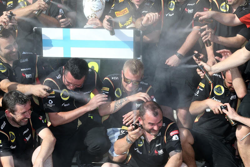 команда Lotus разыграла Кими Райкконена с дезодорантом на Гран-при Венгрии 2013