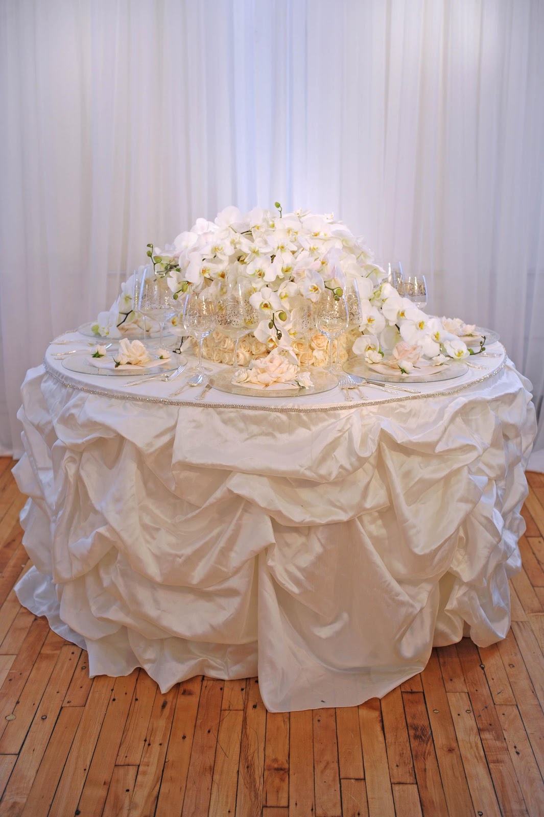 white and ivory wedding table
