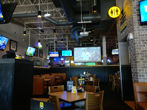 Chicken Wings Restaurant «Buffalo Wild Wings», reviews and photos, 2950 S 108th St, West Allis, WI 53227, USA