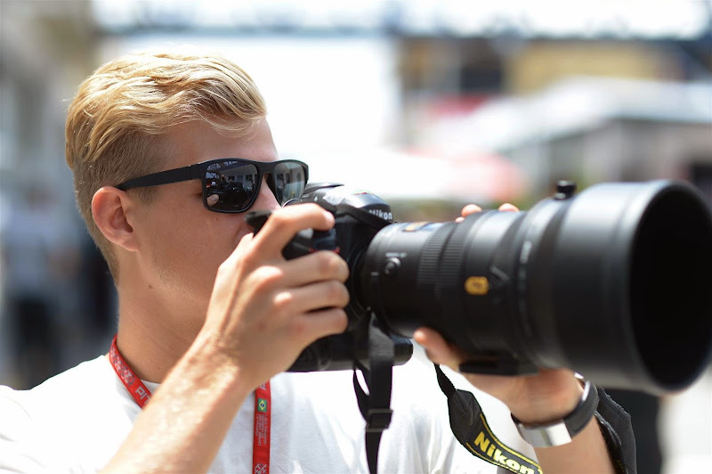 Маркус Эрикссон в роли фотографа на Гран-при Бразилии 2014