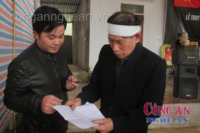 Phóng viên Báo Công an Nghệ An phỏng vấn thân nhân cố nhà báo Trần Văn Thông