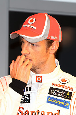 Дженсон Баттон грызет ногти на презентации нового болида McLaren MP4-27 1 февраля 2012