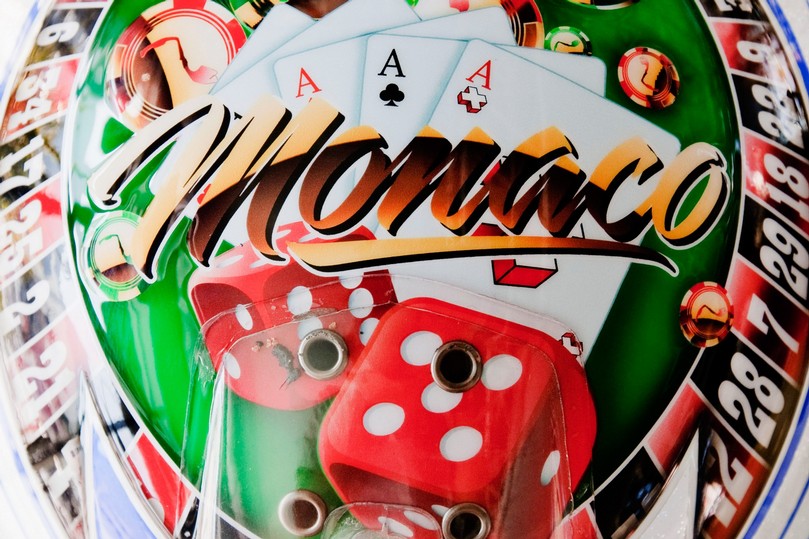 шлем Себастьяна Буэми в стиле казино для Гран-при Монако 2011