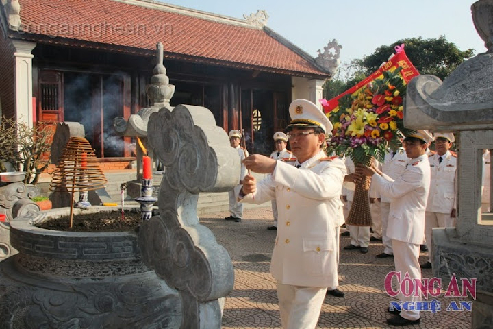 Dâng hoa, dâng hương tại Nhà tưởng niệm Cố bộ trưởng Bộ Công an Trần Quốc Hoàn