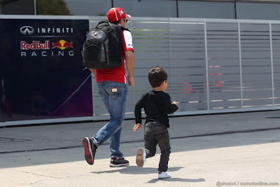 Фелипиньо и Фелипе Масса бегают по паддоку Шанхая на Гран-при Китая 2013