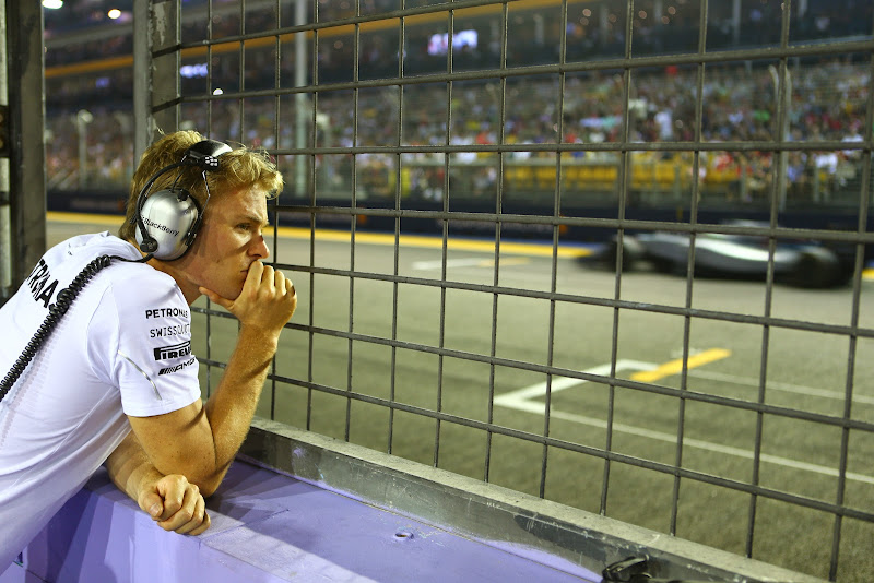 Нико Росберг смотрит гонку со стороны на Гран-при Сингапура 2014